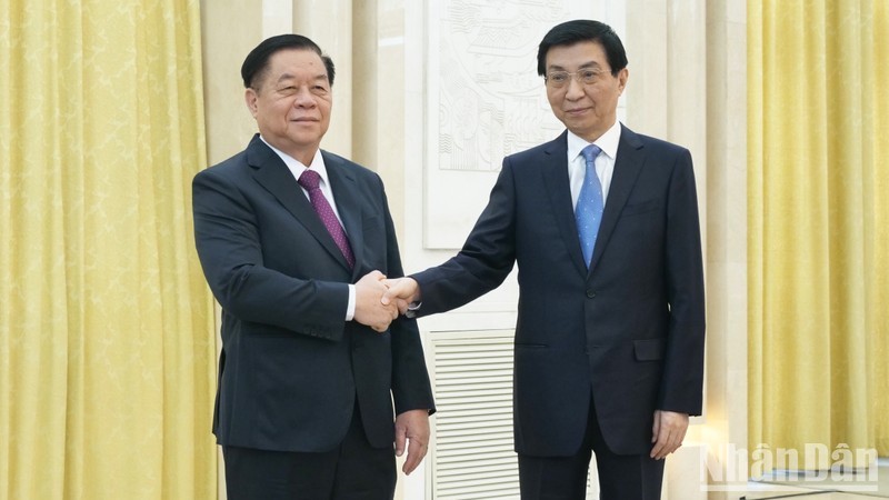 Товарищ Нгуен Чонг Нгиа и член Политбюро ЦК КПК, Председатель Народного политического консультативного совета Китая Ван Хунин.
