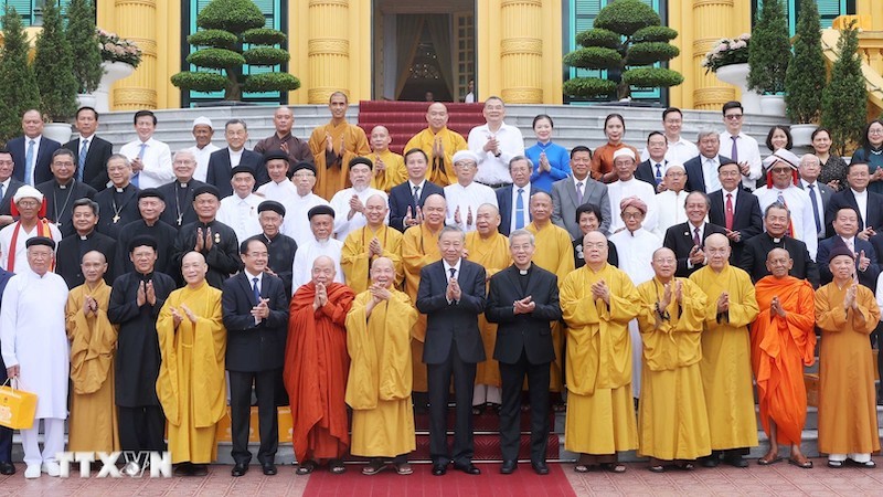 Президент То Лам и религиозные руководители, сановники. Фото: ВИА