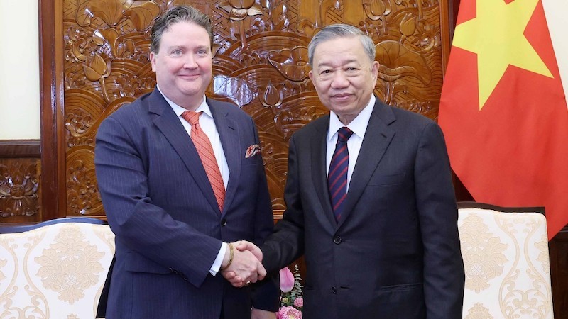 Президент То Лам и Посол США во Вьетнаме Марк Эванс Кнаппер. Фото: ВИА
