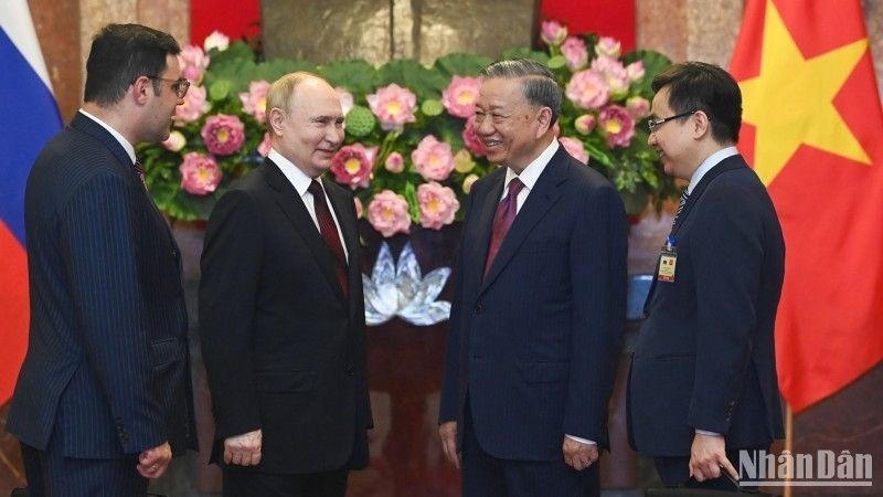 Президент Вьетнама То Лам и Президент России Владимир Путин беседуют перед переговорами. 