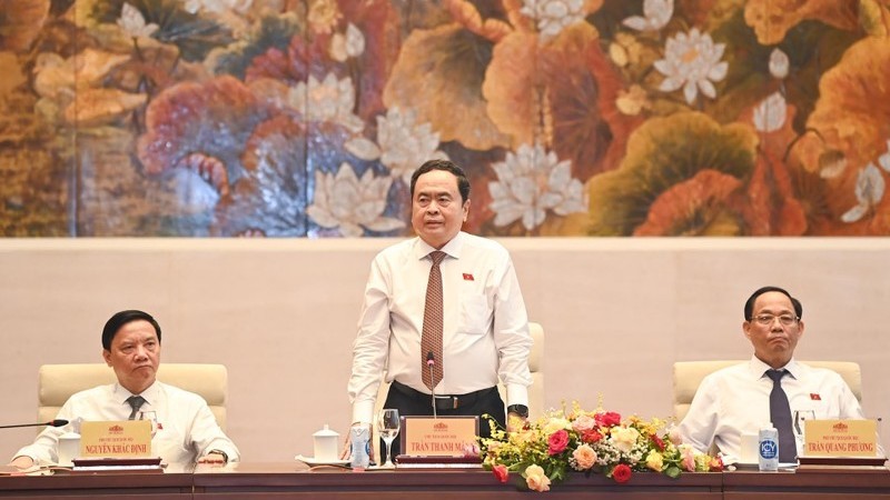 Председатель НС Чан Тхань Ман выступает на встрече. Фото: Зюи Линь