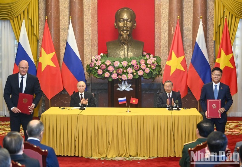 Президент То Лам и Президент России Владимир Путин на церемонии обмена документами о сотрудничестве между Вьетнамом и Россией.