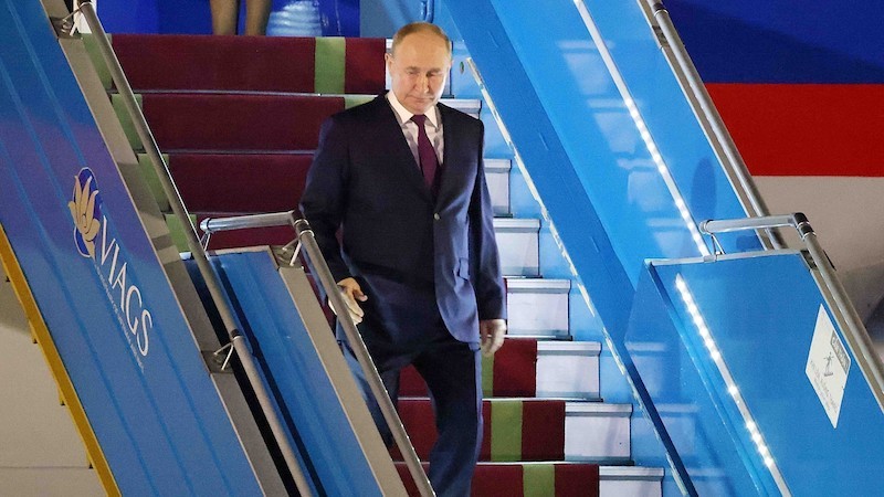 Президент Путин в аэропорту Нойбай. Фото: ВИА