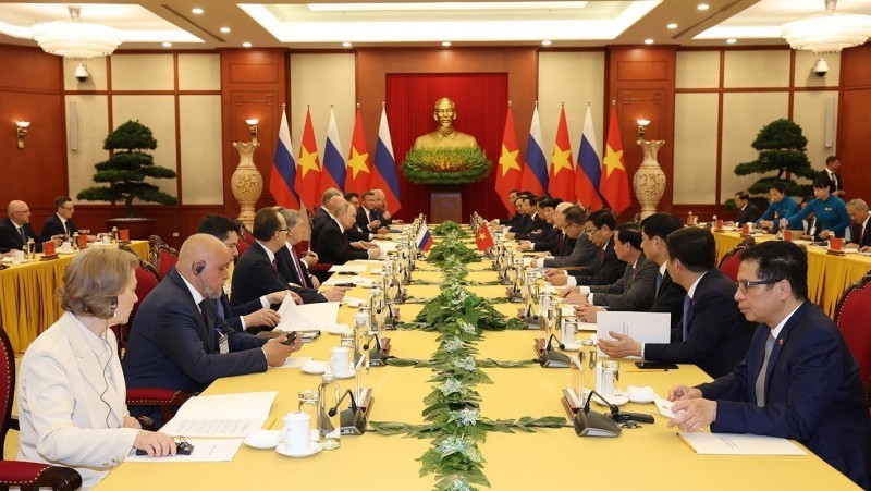 Генеральный секретарь ЦК КПВ Нгуен Фу Чонг и Президент России на переговорах.