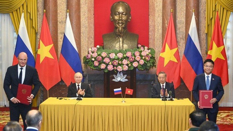 Президент То Лам и Президент России Владимир Путин на церемонии обмена документами о сотрудничестве между двумя странами.