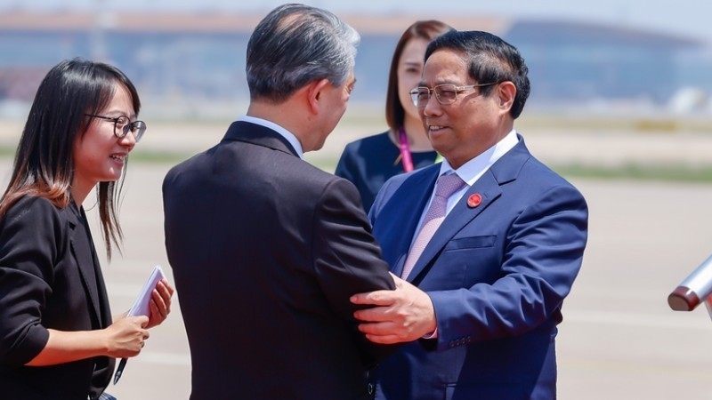 Посол Китая во Вьетнаме Сюн Бо встречает Премьер-министра Фам Минь Тьиня в международном аэропорту Пекина. Фото: Нят Бак