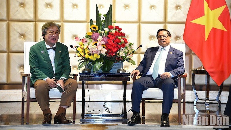 Премьер-министр Фам Минь Тьинь и Председатель Южнокорейской комиссии по углеродной нейтральности и зеленому росту Ким Сан Хёп.