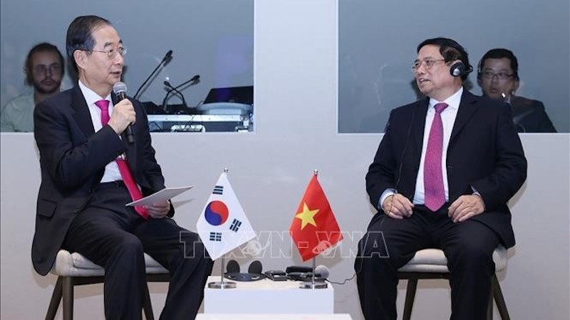 Премьер-министр Фам Минь Тьинь встречается с Премьер-министром Республики Корея Хан Док Су в рамках участия в 54-м ежегодном заседании Всемирного экономического форума в Давосе (16 января 2024 года). Фото: ВИА