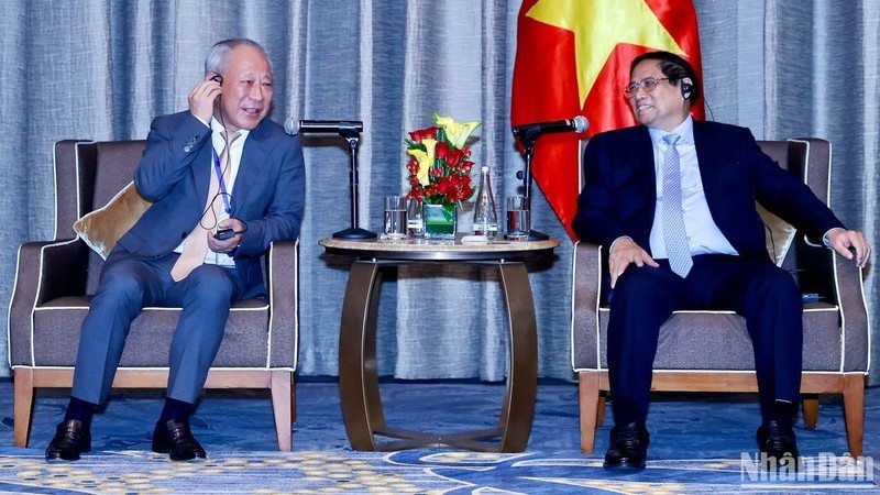 Премьер-министр Фам Минь Тьинь принимает основателя Тихоокеанской строительной группы Янь Цзехэ.