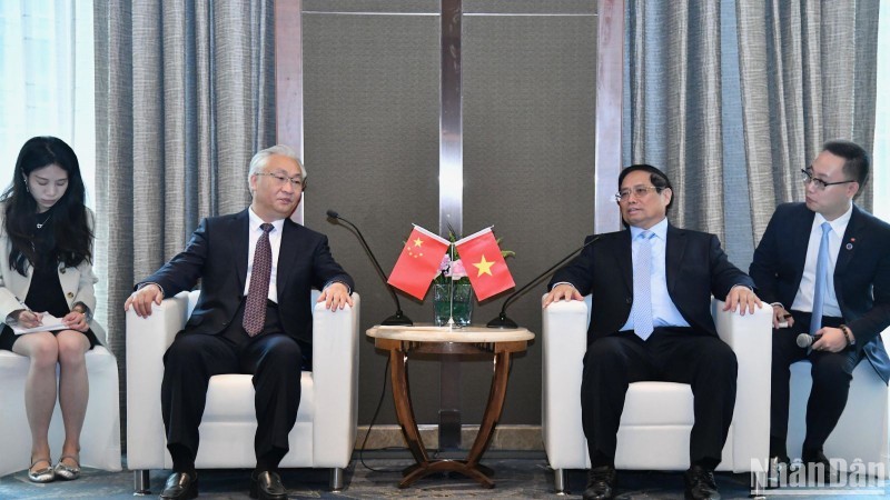 Премьер-министр Фам Минь Тьинь и Вице-премьер Государственного совета Китая Чжан Гоцин.
