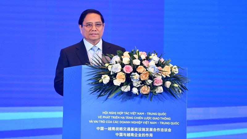 Премьер-министр Фам Минь Тьинь выступает на конференции. Фото: Тхань Жанг