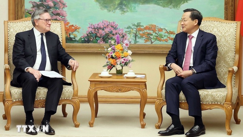 Вице-премьер Ле Минь Кхай и Председатель корпорации Standard Chartered Хосе Винальс. Фото: ВИА