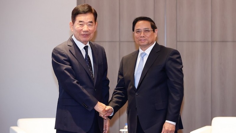 Премьер-министр Фам Минь Тьинь и Председатель Южнокорейской международной ассоциации исследователей инноваций Ким Чжин Пё. Фото: Нят Бак