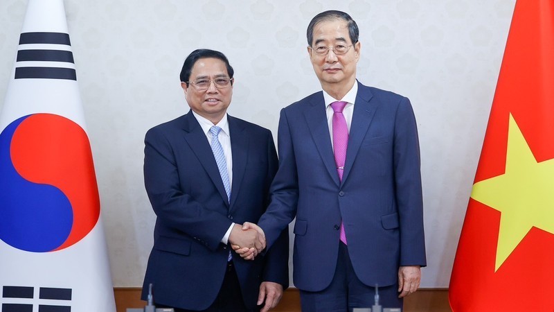 Премьер-министр Фам Минь Тьинь и Премьер-министр Республики Корея Хан Док Су. Фото: Нят Бак