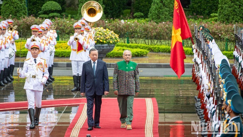 Президент То Лам и Президент Тимора-Лешти Жозе Рамуш-Орта обходят строй почетного караула.