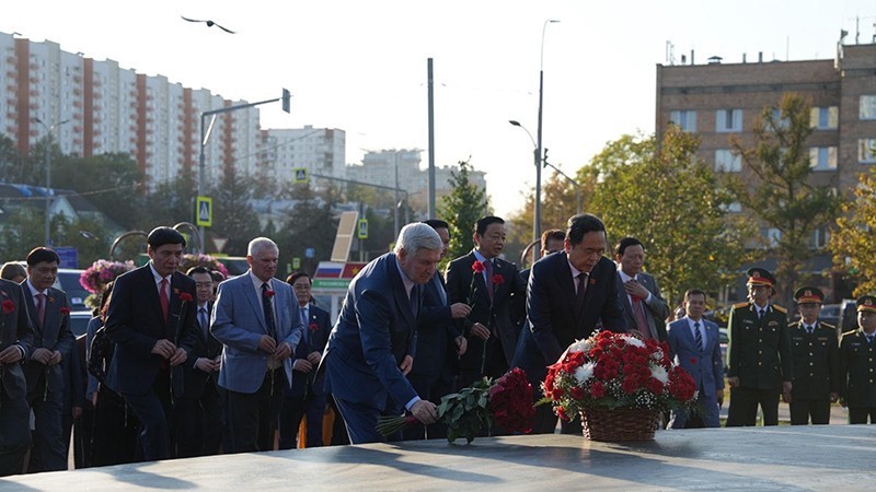 Председатель НС Чан Тхань Ман и делегаты возлагают цветы к памятнику Президенту Хо Ши Мину. Фото: Суан Хынг