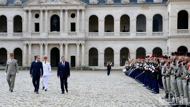 Официальная церемония встречи Генерального секретаря ЦК КПВ, Президента То Лама, находящегося во Франции с визитом 