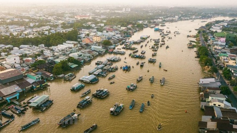 Шумные рынки, «плавучие» на реках, стали знакомым образом для всех жителей южного Вьетнама. Фото: ВИА