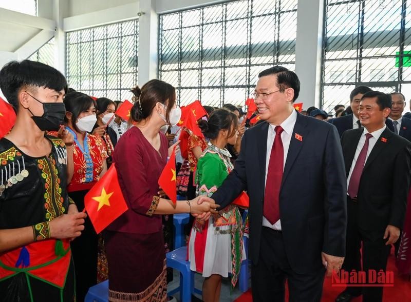 Председатель НС Вьетнама Выонг Динь Хюэ на церемонии открытия средней школы Кишон (Нгеан). Фото: Зюи Линь 