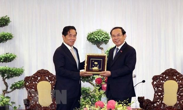 Секретарь Парткома г. Хошимина Нгуен Ван Нэн (справа) и мэр Пномпеня Кхуонг Сренг. Фото: VNA 