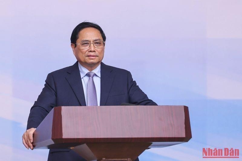 Премьер-министр Вьетнама Фам Минь Тьинь выступает с речью. 