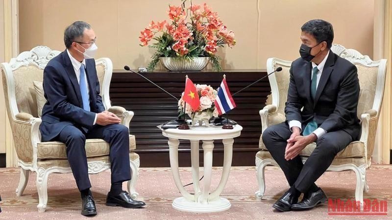 Посол Вьетнама в Таиланде Фан Тьи Тхань (слева) и Губернатор Бангкока Чадчарт Ситтипунт. 