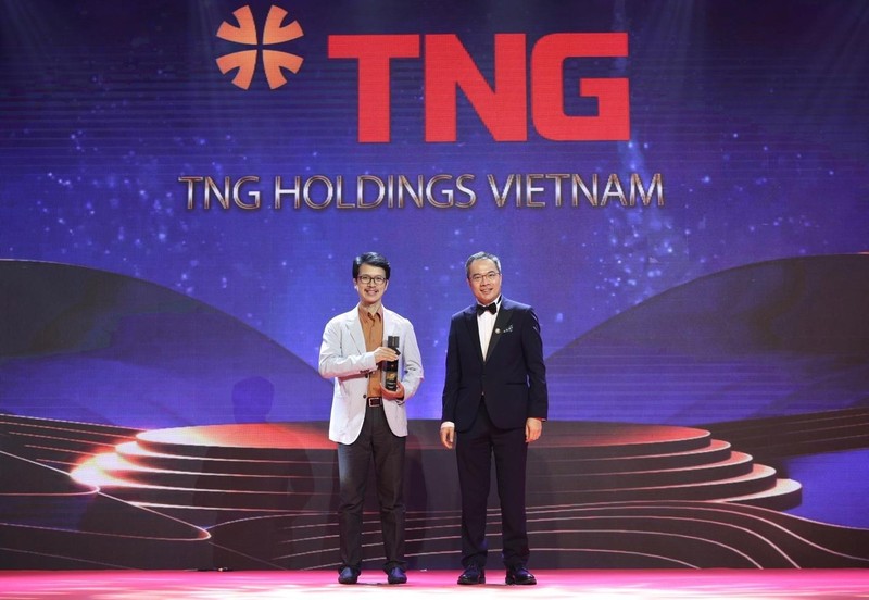 Представитель «TNG Holdings Vietnam» (слева) получает награду «Лучшее предприятие Азии». Фото: thanhnien.vn