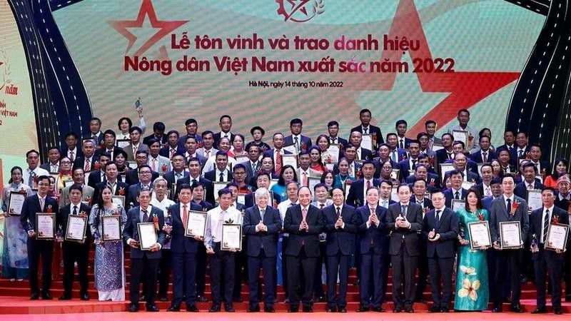 Президент Вьетнама Нгуен Суан Фук и делегаты фотографируются на память. 