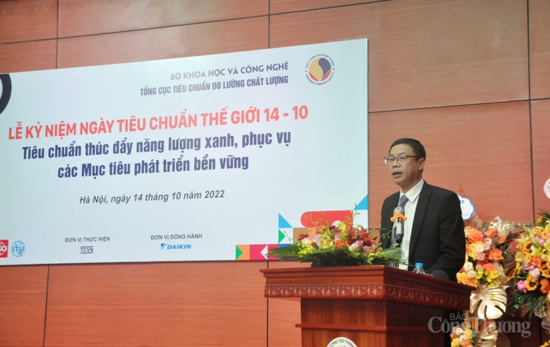 Замминистра науки и технологий Ле Суан Динь выступает на церемонии. Фото: congthuong.vn