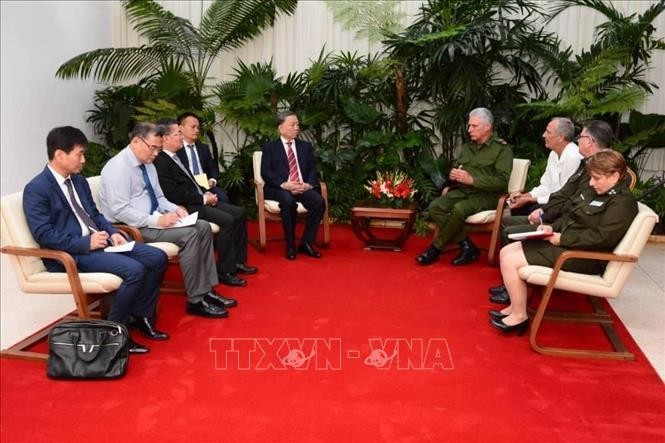 Общий вид встречи между генералом армии То Ламом и Первым секретарем ЦК КПК, Президентом Кубы Мигелем Марио Диас-Канелем Бермудесом. Фото: VNA