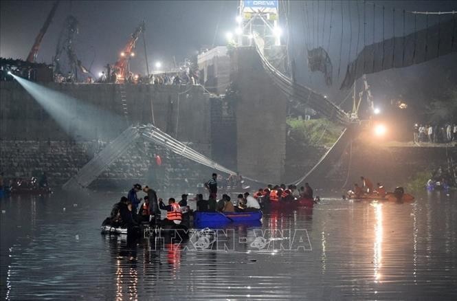 Место обрушения моста в Гуджарате. Фото: AFP/VNA