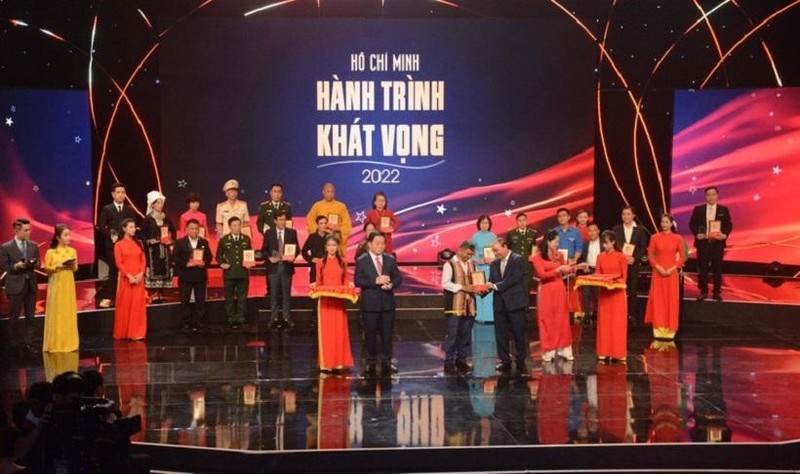 Президент Вьетнама Нгуен Суан Фук вручает подарки и знаки отличия лицам, добившимся блестящих успехов в изучении и следовании идеологии, морали и стилю Президента Хо Ши Мина.