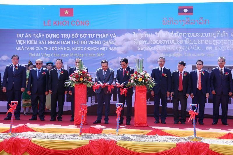 Руководители столиц двух стран разрезают ленту в знак закладки первого камня проекта. Фото: Чинь Зунг 