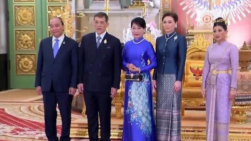 Президент Вьетнама Нгуен Суан Фук с супругой и Король Таиланда Маха Вачиралонгкорн с Королевой.