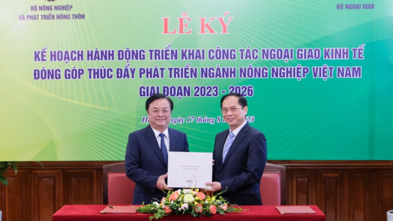 Министр Буй Тхань Шон и Министр Ле Минь Хоан подписывают План действий. Фото: nongnghiep.vn