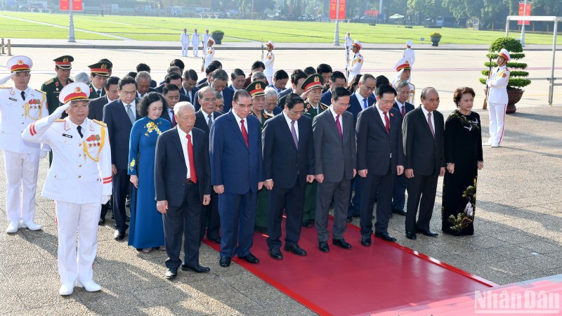 Действующие и бывшие руководители Партии и Государства почитают память Президента Хо Ши Мина.