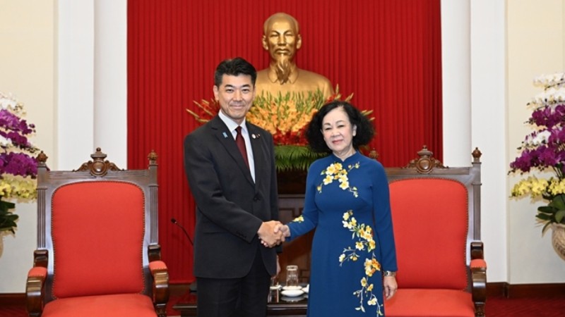 Товарищ Чыонг Тхи Май (справа) и Председатель CDP Идзуми Кэнта. Фото: qdnd.vn