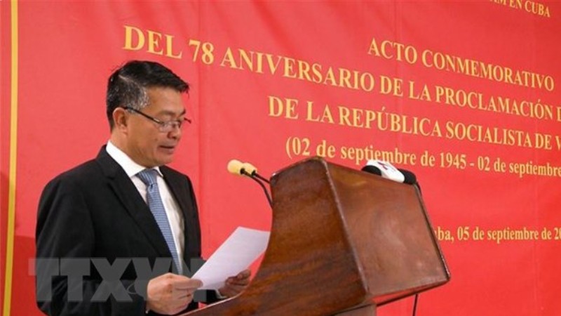 Посол Вьетнама на Кубе Ле Тхань Тунг выступает на церемонии. Фото: ВИА