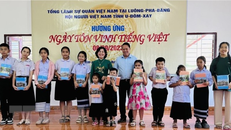 Генеральный консул Киеу Тхи Ханг Фук вручает подарки вьетнамским и лаосским учащимся в провинции, оказавшимся в трудных жизненных обстоятельствах. Фото: ВИА