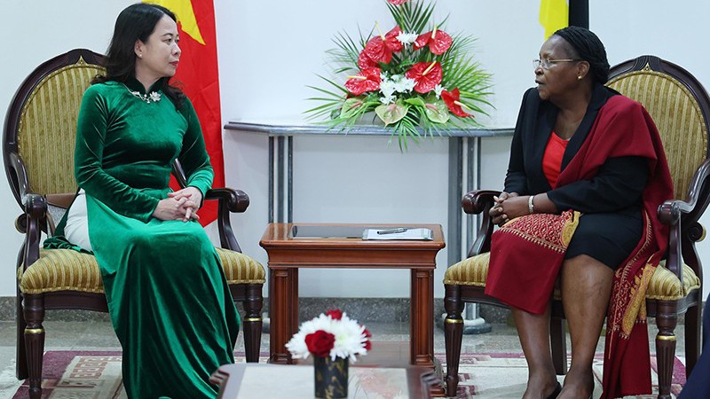Вице-президент Во Тхи Ань Суан (слева) и Председатель Ассамблеи Республики Мозамбик Эшперанса Биаш.