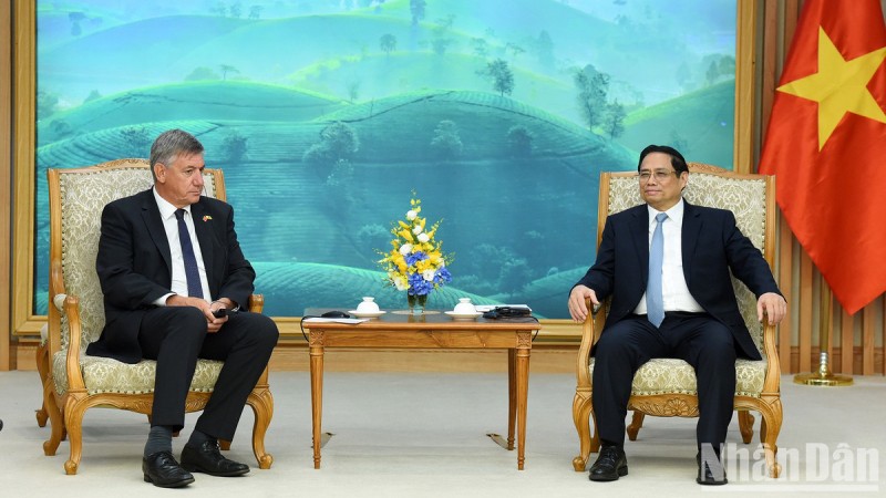 Премьер-министр Вьетнама Фам Минь Тьинь (справа) и Министр-президент Фламандского региона Ян Джамбон. 