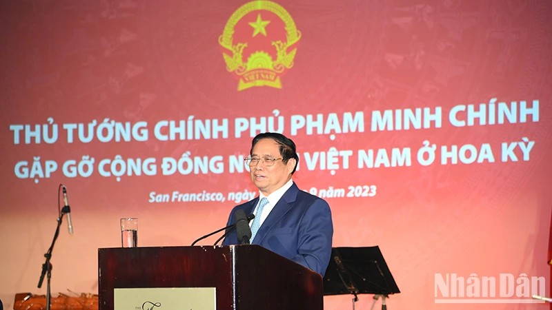 Премьер-министр Фам Минь Тьинь выступает на встрече. 