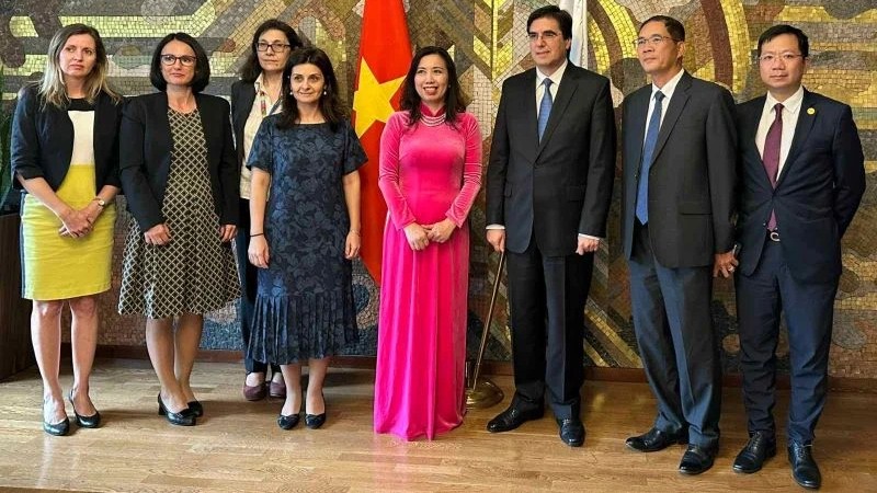 Заместители министров иностранных дел Вьетнама и Болгарии фотографируются на память. 