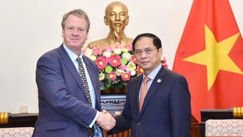 Министр иностранных дел Вьетнама Буй Тхань Шон (справа) и Министр по делам Шотландии Алистер Джек. Фото: ВИА