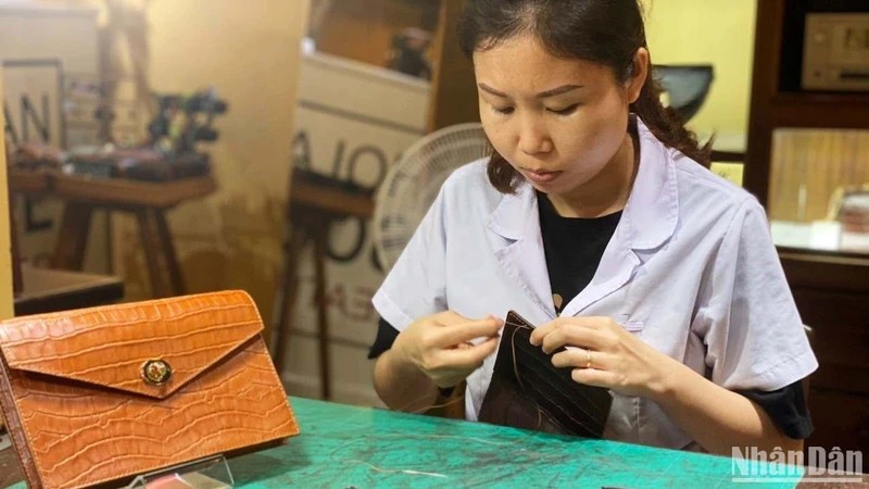 «Chus» сотрудничает со многими талантливыми ремесленниками и мастерами по всему Вьетнаму. 