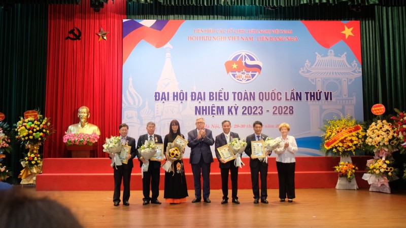 Представители Общества российско-вьетнамской дружбы вручают памятные медали Общества 6 должностным лицам Вьетнама.