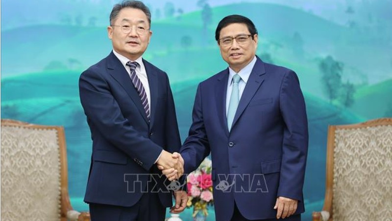 Премьер-министр Вьетнама Фам Минь Тьинь (справа) и Зампредседателя, Генеральный директор «Amkor» Джи Ронг Рип. Фото: ВИА