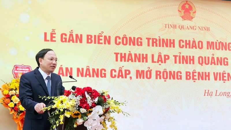 Секретарь Парткома провинции Куангнинь Нгуен Суан Ки выступает с речью.
