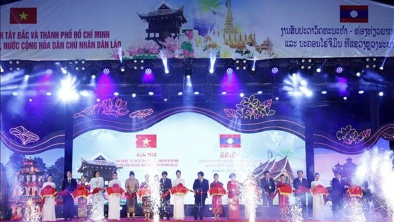 Делегаты разрезают ленту в знак открытия Недели культуры и туризма. Фото: ВИА