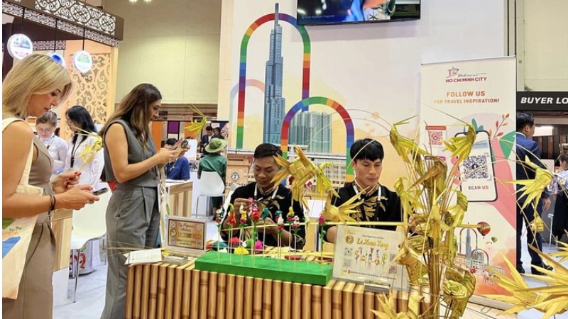 Вьетнамский стенд на ярмарке привлекает посетителей. Фото: ВИА